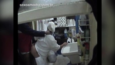 Motoboy anafanya ngono na mwanamke wa kusafisha katika mgahawa kati ya kujifungua